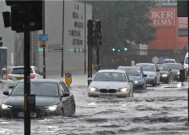 英国遭遇极端天气 洪水造成交通中断