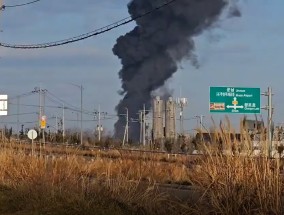 韩国一客机着陆时撞墙起火 已致23人死伤